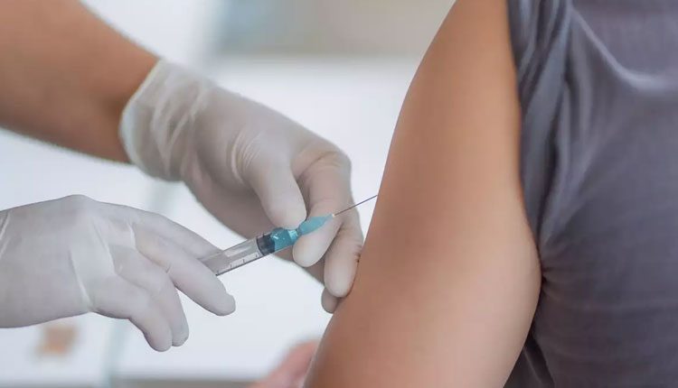 టీకాలకు వ‌య‌సు నిబంధ‌న ఎత్తేయాలి: ‌కేజ్రివాల్