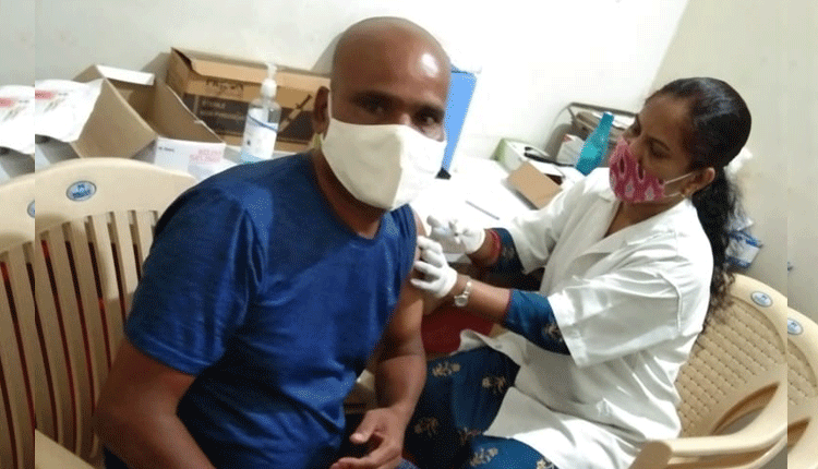 మ‌ళ్లీ వ్యాక్సిన్ కొర‌త‌.. మూత‌ప‌డ్డ 54 టీకా కేంద్రాలు