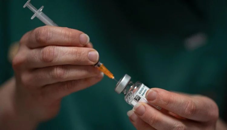 యూకేలో వ్యాక్సిన్‌ కలకలం.. రక్తంగడ్డ కట్టిన 30 మందిలో ఏడుగురు మృతి