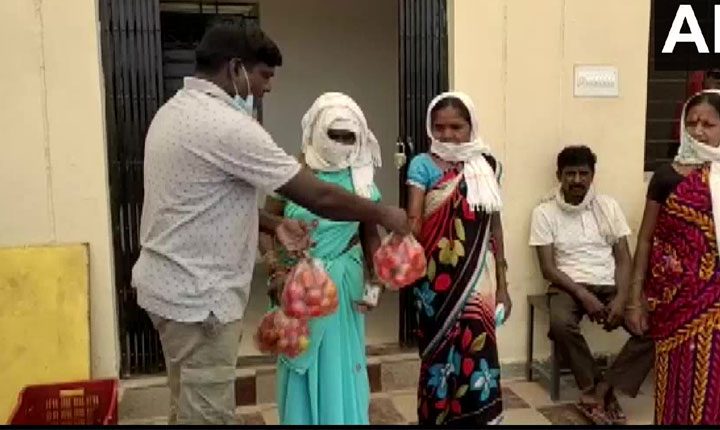 టీకా వేయించుకోండి.. ట‌మాటాలు తీసుకెళ్లండి