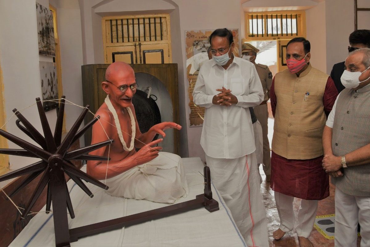 బహిరంగ ప్రసంగాల్లో భాషా మర్యాద పాటిద్దాం : వెంకయ్యనాయుడు