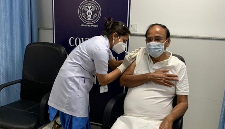 కరోనా టీకా రెండో డోసు తీసుకున్న ఉపరాష్ట్రపతి వెంకయ్య