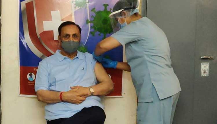 కొవిడ్ వ్యాక్సిన్ తీసుకున్న గుజరాత్ సీఎం