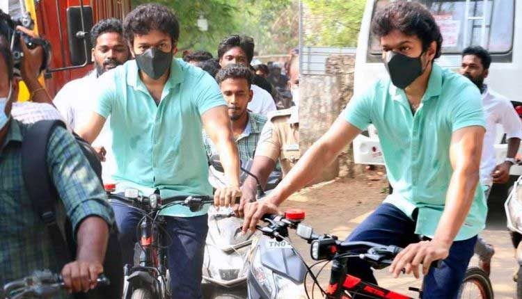 తమిళనాడు పోల్స్‌ : అభిమానులపై అజిత్‌ ఆగ్రహం.. సైకిల్‌పై వచ్చి ఓటేసిన విజయ్‌..