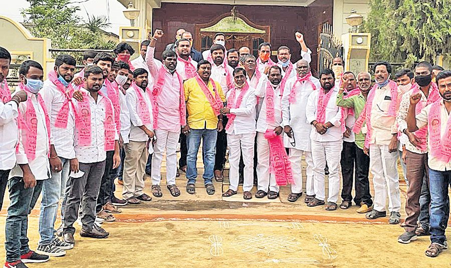 ఎన్నికల వేళ.. టీఆర్ఎస్లో చేరికల జోష్