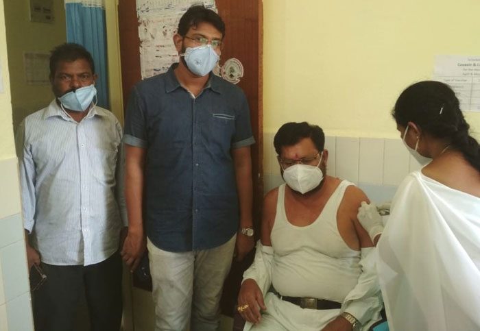 వ్యాక్సిన్‌ సెంటర్ల వద్ద బారులు