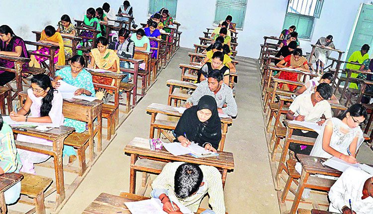 బెంచికి ఒక్కరే..