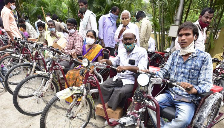 దివ్యాంగులకు ప్రత్యేక ఉపకరణాలు