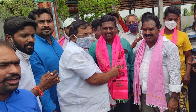 కాంగ్రెస్‌ నుంచి టీఆర్‌ఎస్‌లో చేరికలు