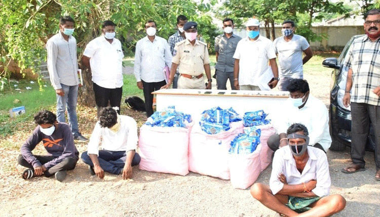 రూ.10 లక్షల విలువైన అంబర్‌ ప్యాకెట్ల పట్టివేత