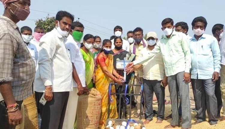 చేయూతనిచ్చేందుకే కొనుగోలు కేంద్రాలు