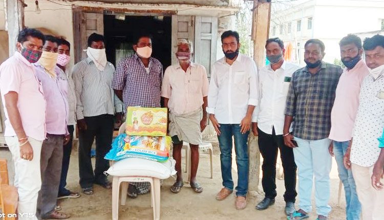 బాధిత కుటుంబానికి నిత్యావసరాల పంపిణీ