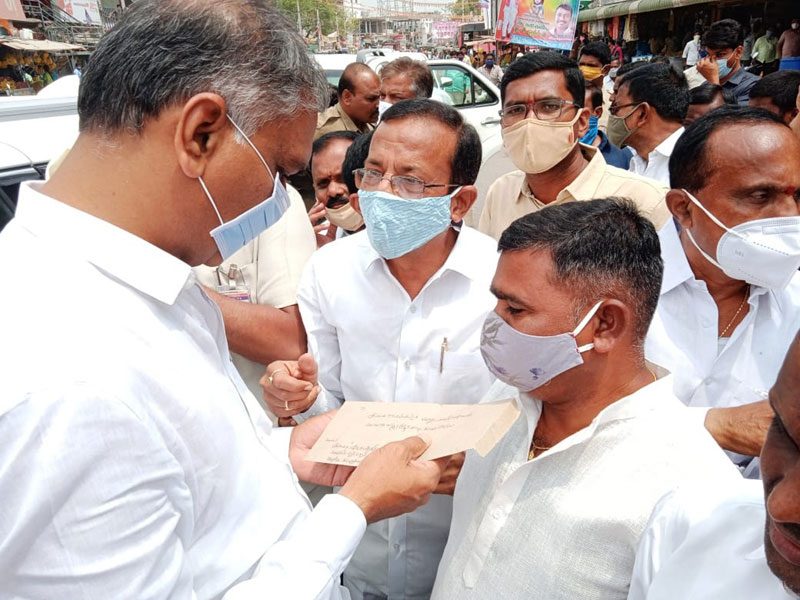 వేతనాలు ఇవ్వాలని మంత్రికి వినతి