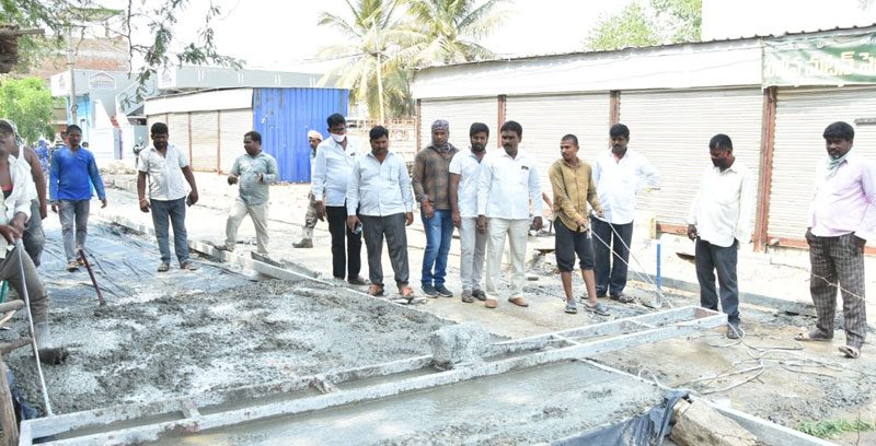 సీసీ రోడ్లను నాణ్యతగా నిర్మించాలి