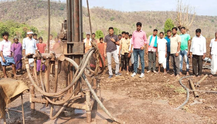 గిరిజ‌న గ్రామానికి పోలీసుల బోర్‌వెల్ స్పాన్స‌ర్