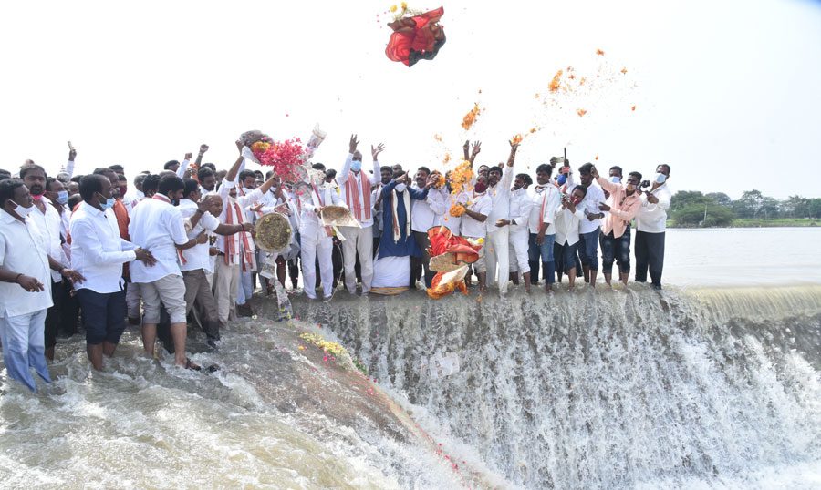 మండుటెండల్లోనూ నీళ్ల పారకం