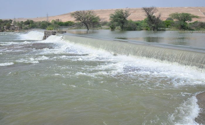 అగ్గికురుస్తున్నా.. జీవ నదుల్లా