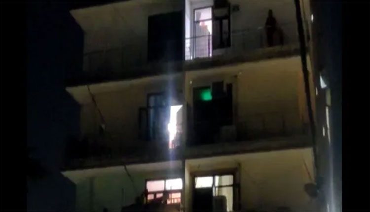 పిల్లల గొంతునులిమి.. కానిస్టేబుల్‌ భార్య ఆత్మహత్య