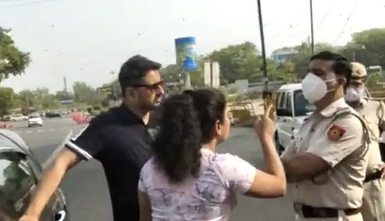 పోలీసులతో మహిళ వాగ్వాదం.. నా భర్తకు ముద్దు పెడుతా!