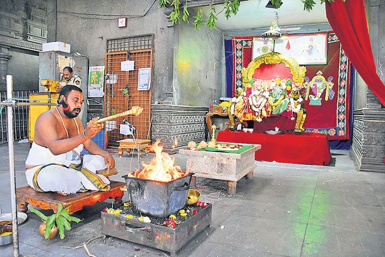 యాదాద్రిలో స్వామిఅమ్మవార్లకు అభిషేకం