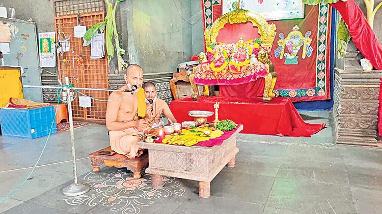 యాదాద్రిలో శాస్ర్తోక్తంగా నిత్యపూజలు