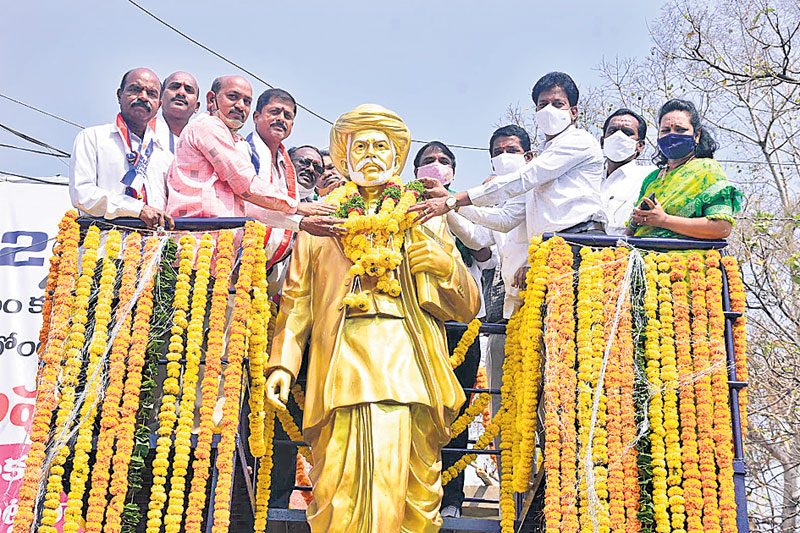 పూలేకు ఘన నివాళి