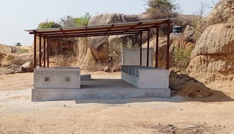 వెక్కిరిస్తున్న వెల్వర్తి