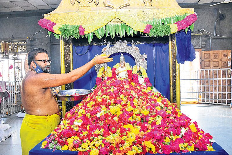 స్వామివారికి లక్ష పుష్పార్చన