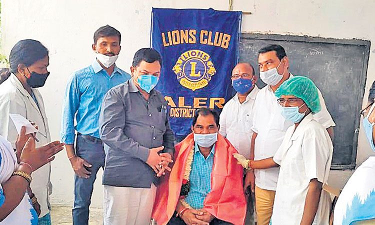 కరోనా టీకా వేయించుకోవాలి