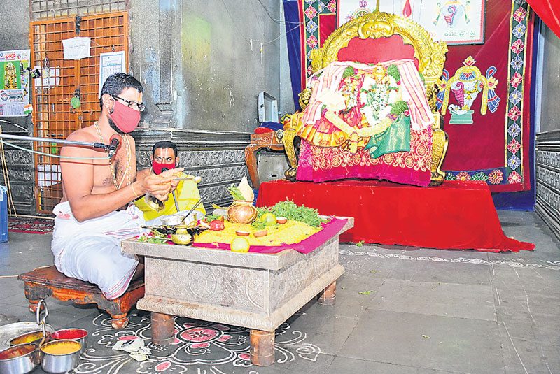 యాదాద్రీశుడికి సంప్రదాయ పూజలు