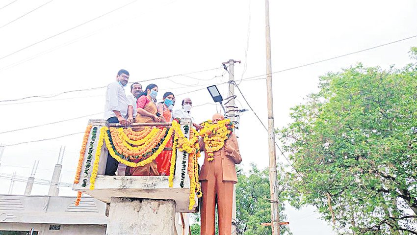 బీఆర్‌ అంబేద్కర్‌కు ఘన నివాళి