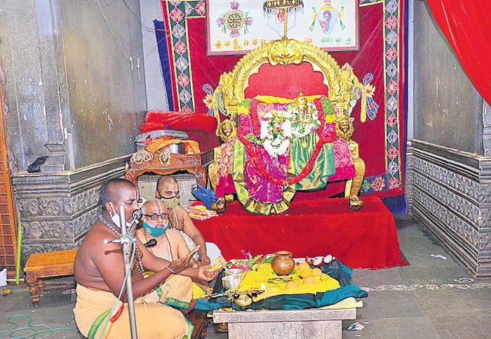 యాదాద్రిలో హరిహరులకు పూజలు