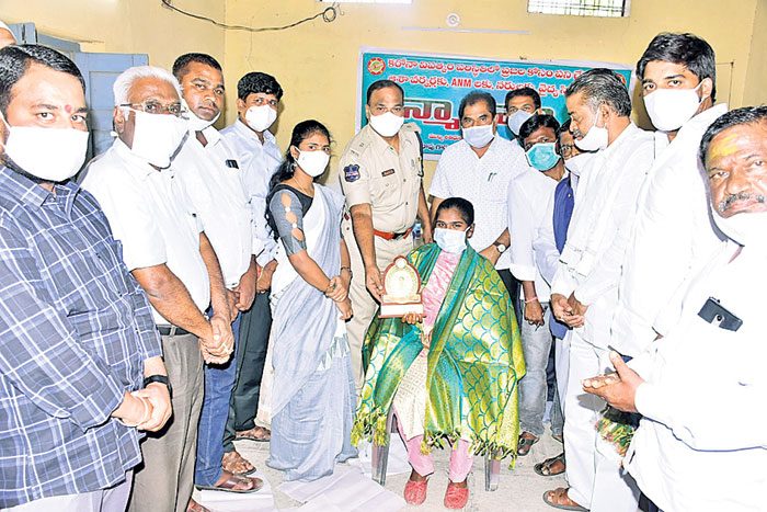 వైద్య సిబ్బంది సేవలు మరువలేం