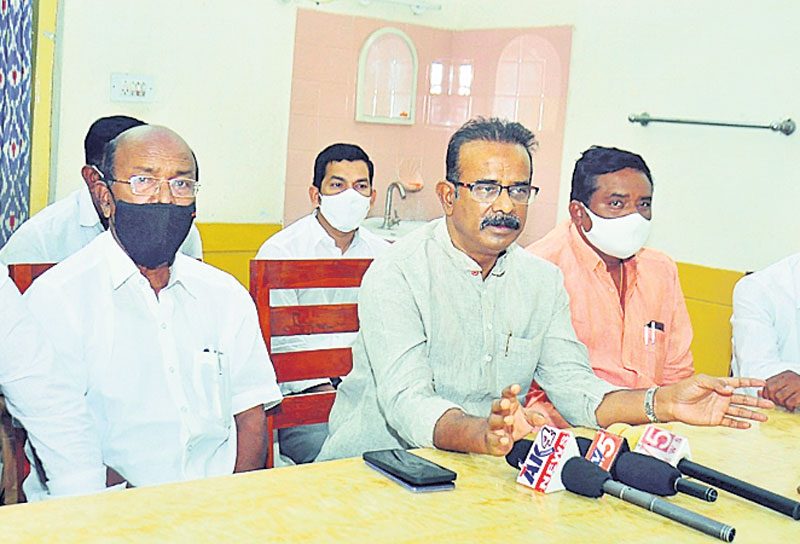 అపోహలొద్దు..టీకా వేయించుకోండి