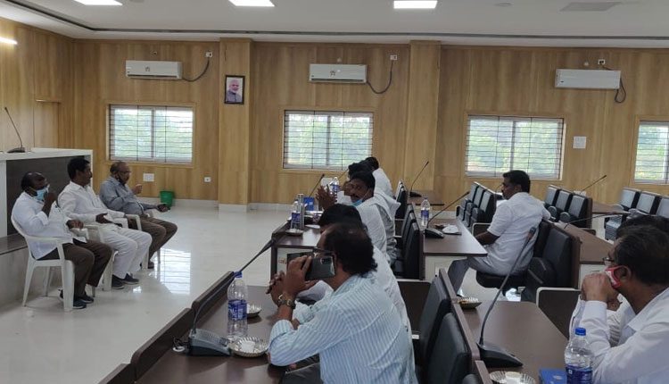 రోడ్డు విస్తరణకు సహకరించండి