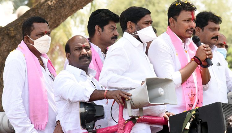 ఊరూరా నీరాజనం