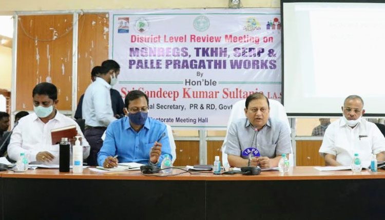 గ్రామాల అభివృద్ధే లక్ష్యంగా పనిచేయాలి