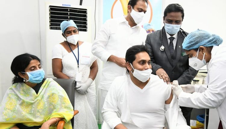 ఏపీ సీఎం జగన్‌ దంపతులకు కరోనా వ్యాక్సిన్‌