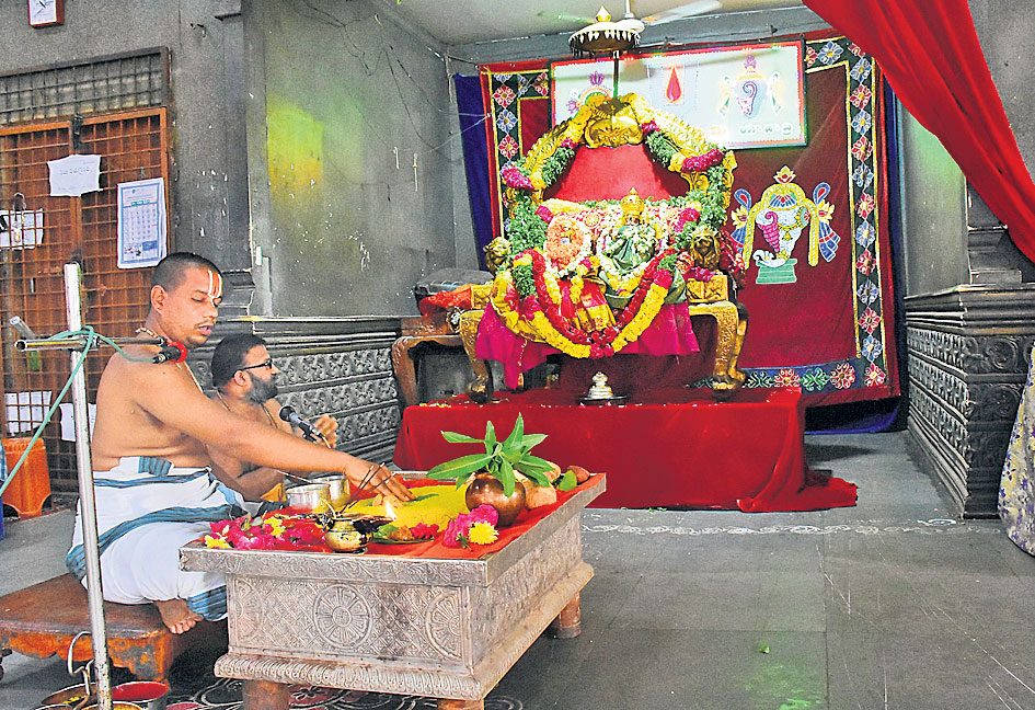 వైభవంగా నిత్యారాధనలు