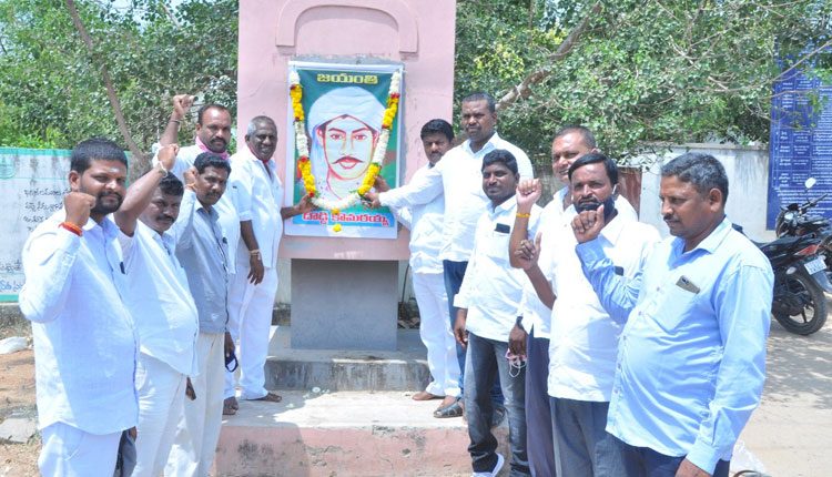 దొడ్డి కొమురయ్యకు నివాళి