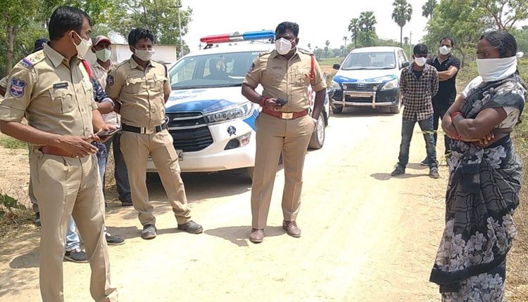 ఇసుక తరలింపు అనుమతులు రద్దు చేయాలని సర్పంచ్‌ నిరసన