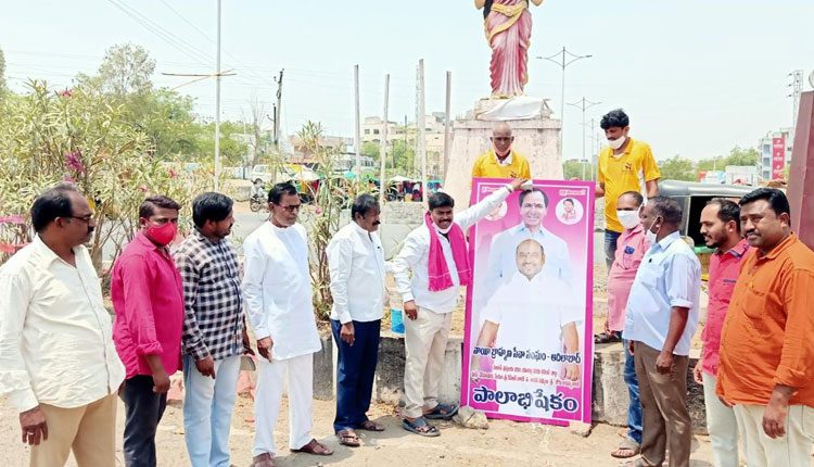 సీఎం కేసీఆర్‌ చిత్రపటానికి పాలాభిషేకం