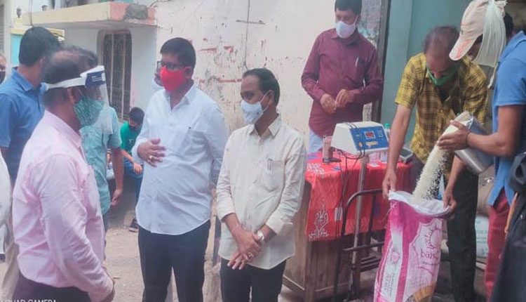 ఆదిలాబాద్‌లోని ప్రైవేట్ టీచ‌ర్ల‌కు బియ్యం పంపిణీ