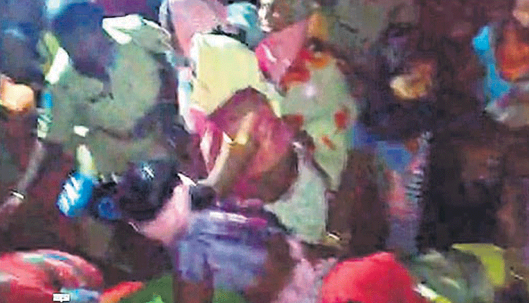 బీజేపీ నాయకుల బీభత్సం