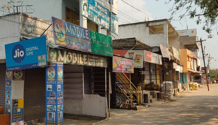 కొనసాగుతున్న స్వచ్ఛంద లాక్‌డౌన్‌