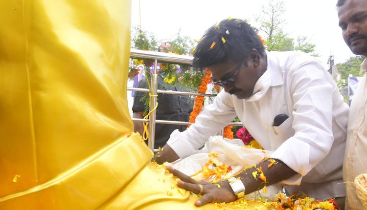 అంబేద్కర్ కాంస్య విగ్రహాన్ని ఆవిష్కరించిన మంత్రి పువ్వాడ