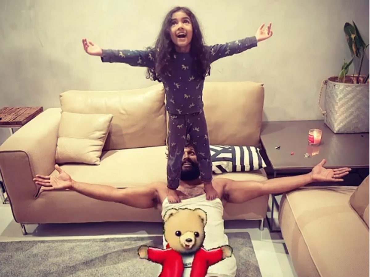 కూతుర్ని గుండెలపై ఎక్కించుకున్న అల్లు అర్జున్.. వైర‌ల్ పిక్‌