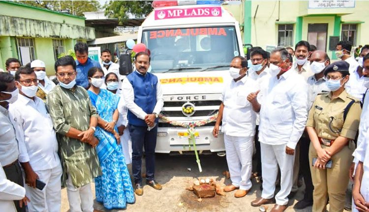 అంబులెన్స్‌ను ప్రారంభించిన మంత్రి కొప్పుల