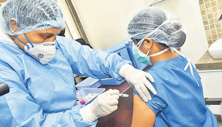 ఓ వైపు టీకా.. మరోవైపు పరీక్ష..