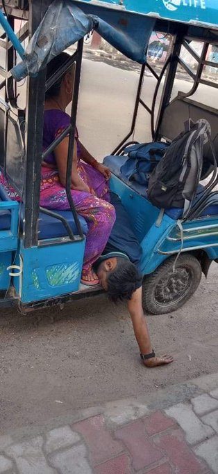 దారుణం : అంబులెన్స్ లేక ఈ-రిక్షాలో కొడుకు మృతదేహంతో త‌ల్లి